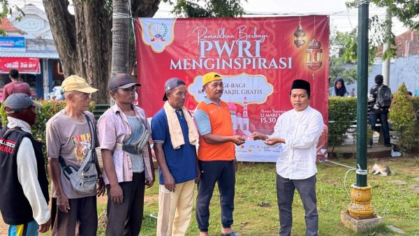 Ratusan Warga Serbu Kupon Takjil Gratis dari PWRI Sumenep di Tajamara