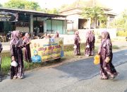 TP PKK Desa Lobuk Tebar Kebaikan, Bagikan 200 Takjil kepada Warga dan Pengendara