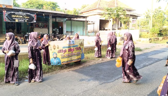 TP PKK Desa Lobuk Tebar Kebaikan, Bagikan 200 Takjil kepada Warga dan Pengendara