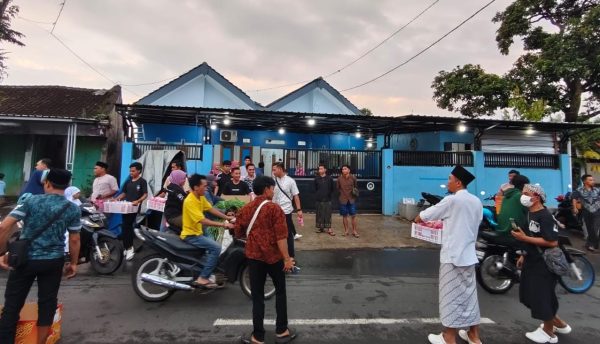 Berbagi Berkah Ramadan, SPPG Kalianyar Tamanan Berikan 500 Takjil Pada Pengguna Jalan