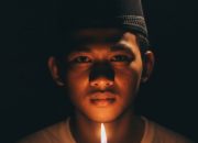 Menagih Cahaya di Saredeng Kecil: Empat Tahun Janji yang Membatu