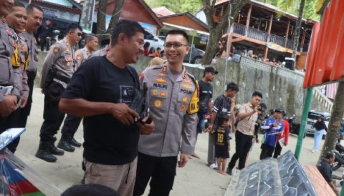 Monitoring Libur Lebaran di Watulimo, Kapolres Trenggalek Sapa Pengunjung Pantai Mutiara