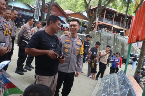 Monitoring Libur Lebaran di Watulimo, Kapolres Trenggalek Sapa Pengunjung Pantai Mutiara