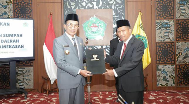 BUPATI PAMEKASAN LANTIK SEKDA DEFINITIF1