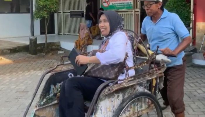Direktur RSUDMA Sumenep Naik Becak, Aksi Nyata Dukung Program Penghematan Energi