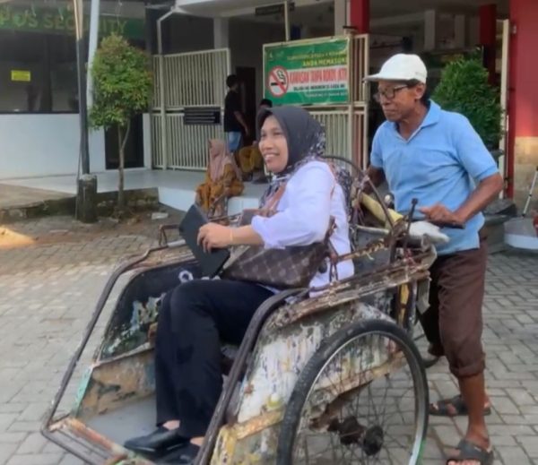 Direktur RSUDMA Sumenep Naik Becak, Aksi Nyata Dukung Program Penghematan Energi