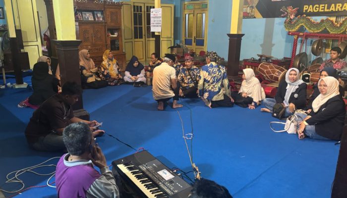 Denting Gamelan Satukan Mahasiswa Universitas Negeri Malang dan Warga dalam Pembelajaran Manajerial Berbasis Pelestarian Budaya di Kampung Seni Mentaraman