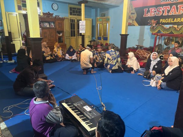 Denting Gamelan Satukan Mahasiswa Universitas Negeri Malang dan Warga dalam Pembelajaran Manajerial Berbasis Pelestarian Budaya di Kampung Seni Mentaraman