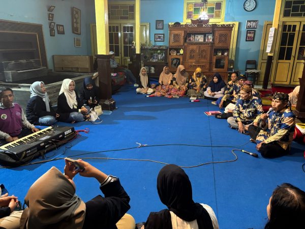 Denting Gamelan Satukan Mahasiswa Universitas Negeri Malang dan Warga dalam Pembelajaran Manajerial Berbasis Pelestarian Budaya di Kampung Seni Mentaraman