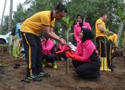 Tanam Ratusan Bibit Mangrove, Kapolres Trenggalek : Cegah Abrasi, Dorong Ekonomi Lokal