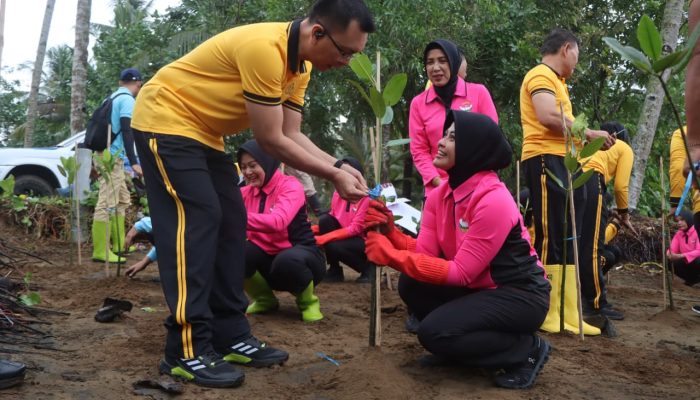 Tanam Ratusan Bibit Mangrove, Kapolres Trenggalek : Cegah Abrasi, Dorong Ekonomi Lokal