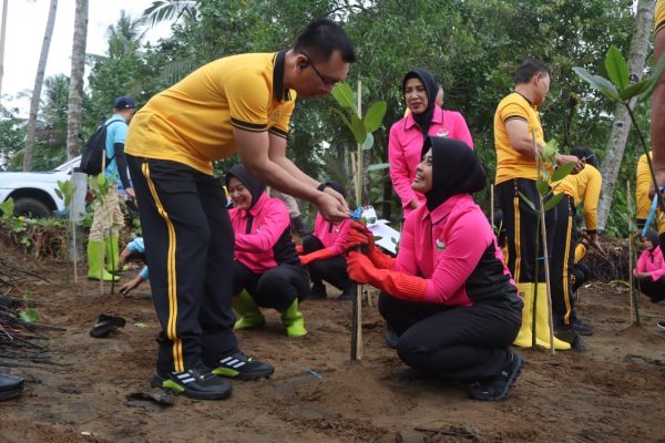 Tanam Ratusan Bibit Mangrove, Kapolres Trenggalek : Cegah Abrasi, Dorong Ekonomi Lokal