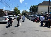 Polwan Polres Sumenep Sigap Amankan Sholat Jumat di Tengah Terik Matahari