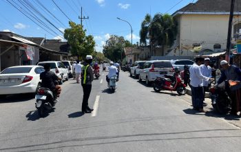 Polwan Polres Sumenep Sigap Amankan Sholat Jumat di Tengah Terik Matahari