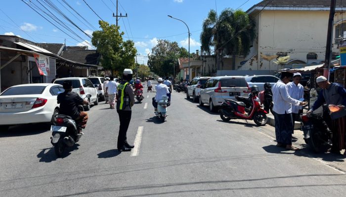 Polwan Polres Sumenep Sigap Amankan Sholat Jumat di Tengah Terik Matahari