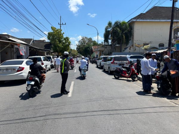 Polwan Polres Sumenep Sigap Amankan Sholat Jumat di Tengah Terik Matahari