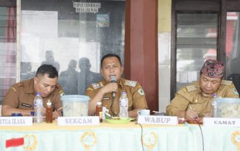 WABUP PAMEKASAN SAAT MENGHADIRI PERTEMUAN DENGAN KADES DI KECAMATAN KOTA