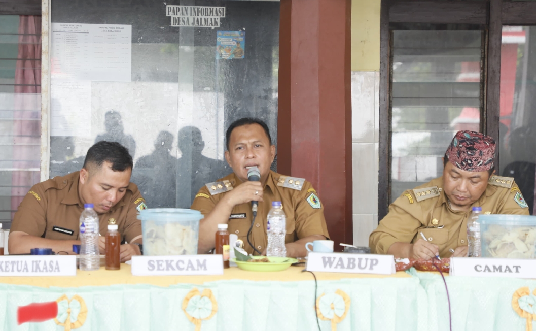 WABUP PAMEKASAN SAAT MENGHADIRI PERTEMUAN DENGAN KADES DI KECAMATAN KOTA