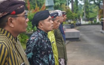 ASN Sekretariat Daerah Trenggalek Peringati Hardiknas 2026 dengan Balutan Pakaian Adat Nasional