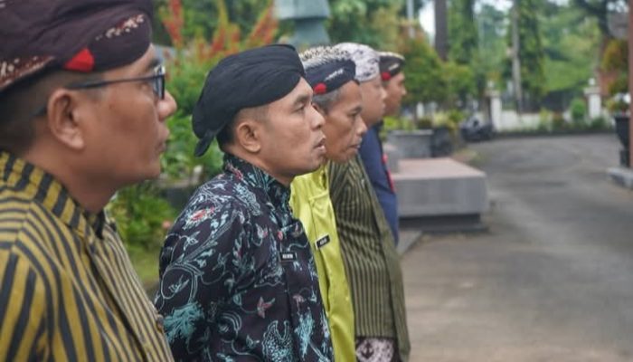 ASN Sekretariat Daerah Trenggalek Peringati Hardiknas 2026 dengan Balutan Pakaian Adat Nasional