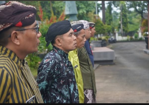 ASN Sekretariat Daerah Trenggalek Peringati Hardiknas 2026 dengan Balutan Pakaian Adat Nasional