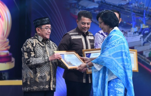 Sumenep Bersinar di Jawa Timur! Bupati Fauzi Raih Penghargaan Maritim Bergengsi Berkat Gebrakan Transportasi Laut