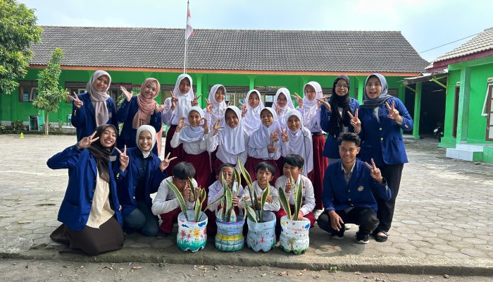 Pemanfaatan Galon Bekas sebagai Media Edukasi Lingkungan dalam Mendukung SDGs 12 dan SDGs 13 pada Peserta Didik Kelas 5 SDN Koroulon 1