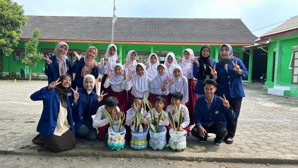 Pemanfaatan Galon Bekas sebagai Media Edukasi Lingkungan dalam mendukung SDGs 12 dan SDGs 13 pada Peserta Didik Kelas 5 SDN Koroulon 1