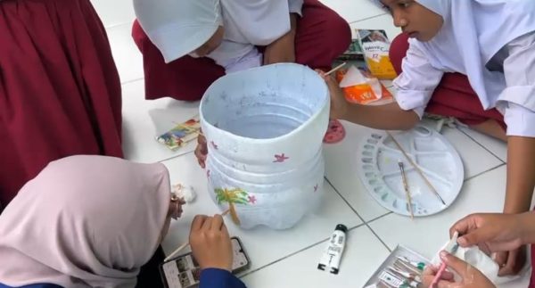 Pemanfaatan Galon Bekas sebagai Media Edukasi Lingkungan dalam Mendukung SDGs 12 dan SDGs 13 pada Peserta Didik Kelas 5 SDN Koroulon 1 2 Pemanfaatan Galon Bekas sebagai Media Edukasi Lingkungan dalam mendukung SDGs 12 dan SDGs 13 pada Peserta Didik Kelas 5 SDN Koroulon 1