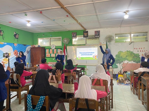 Mahasiswa UNY Wujudkan SDGs 12 di MI Muhammadiyah Al Muttaqien Melalui Inovasi Recycle Tutup Botol Bekas Menjadi Aksesoris Bernilai Ekonomi