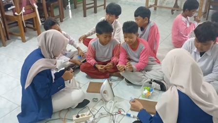 Mahasiswa UNY Wujudkan SDGs 12 di MI Muhammadiyah Al Muttaqien Melalui Inovasi Recycle Tutup Botol Bekas Menjadi Aksesoris Bernilai Ekonomi 2 Mahasiswa UNY Wujudkan SDGs 12 di MI Muhammadiyah Al Muttaqien Melalui Inovasi Recycle Tutup Botol Bekas Menjadi Aksesoris Bernilai Ekonomi