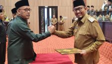 Bupati Sumenep Dr. H. Achmad Fauzi Wongsojudo (kanan) bersama Ketua DPRD Sumenep 