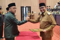Bupati Sumenep Dr. H. Achmad Fauzi Wongsojudo (kanan) bersama Ketua DPRD Sumenep