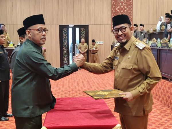 Bupati Sumenep Dr. H. Achmad Fauzi Wongsojudo (kanan) bersama Ketua DPRD Sumenep 