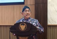 Wabup KH. Imam Hasyim saat menyampaikan jawaban Bupati atas pandangan Fraksi DPRD Sumenep 