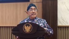 Wabup KH. Imam Hasyim saat menyampaikan jawaban Bupati atas pandangan Fraksi DPRD Sumenep 
