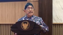 Wabup KH. Imam Hasyim saat menyampaikan jawaban Bupati atas pandangan Fraksi DPRD Sumenep 