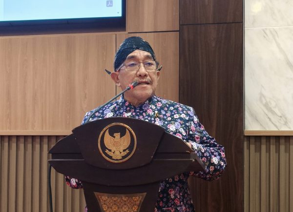 Wabup KH. Imam Hasyim saat menyampaikan jawaban Bupati atas pandangan Fraksi DPRD Sumenep 