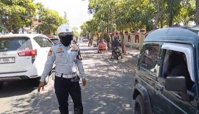 Disperkimhub Sumenep Tertibkan Parkir Liar di Depan Kantor Bupati, Jalan Dr. Cipto Kembali Lancar