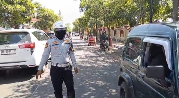 Disperkimhub Sumenep Tertibkan Parkir Liar di Depan Kantor Bupati, Jalan Dr. Cipto Kembali Lancar