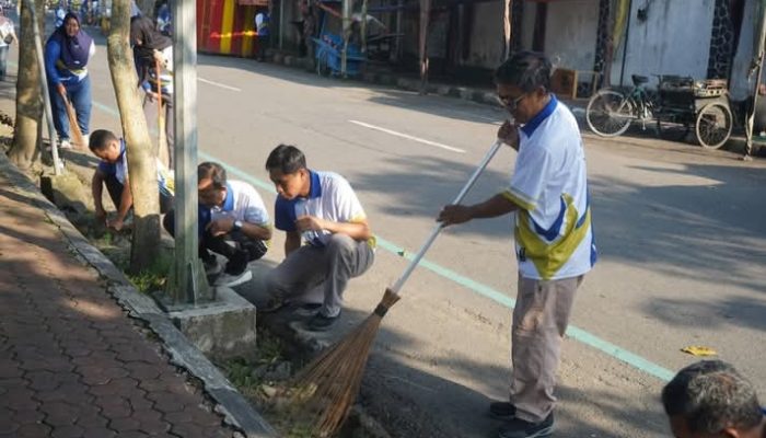Pegawai di Lingkup Sekretariat Daerah Trenggalek Lakukan Kerja Bakti di Hari Lingkungan Hidup Sedunia tahun 2026