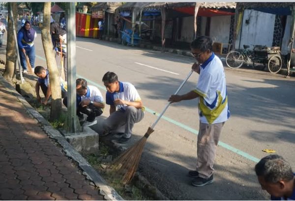 Pegawai di Lingkup Sekretariat Daerah Trenggalek Lakukan Kerja Bakti di Hari Lingkungan Hidup Sedunia tahun 2026