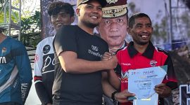 Kasatreskrim Polres Sampang, Iptu Nur Fajri Alim saat memberikan Piagam dan apresiasi secara langsung kepada para Pemenang di acara Bhayangkara Trail Adventure HUT Bhayangkara ke 80 di Mapolres Sampang