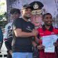 Kasatreskrim Polres Sampang, Iptu Nur Fajri Alim saat memberikan Piagam dan apresiasi secara langsung kepada para Pemenang di acara Bhayangkara Trail Adventure HUT Bhayangkara ke 80 di Mapolres Sampang