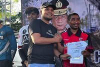 Kasatreskrim Polres Sampang, Iptu Nur Fajri Alim saat memberikan Piagam dan apresiasi secara langsung kepada para Pemenang di acara Bhayangkara Trail Adventure HUT Bhayangkara ke 80 di Mapolres Sampang