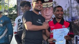 Kasatreskrim Polres Sampang, Iptu Nur Fajri Alim saat memberikan Piagam dan apresiasi secara langsung kepada para Pemenang di acara Bhayangkara Trail Adventure HUT Bhayangkara ke 80 di Mapolres Sampang