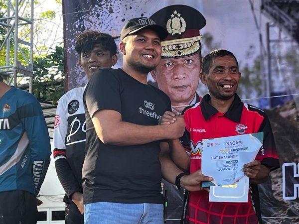 Kasatreskrim Polres Sampang, Iptu Nur Fajri Alim saat memberikan Piagam dan apresiasi secara langsung kepada para Pemenang di acara Bhayangkara Trail Adventure HUT Bhayangkara ke 80 di Mapolres Sampang