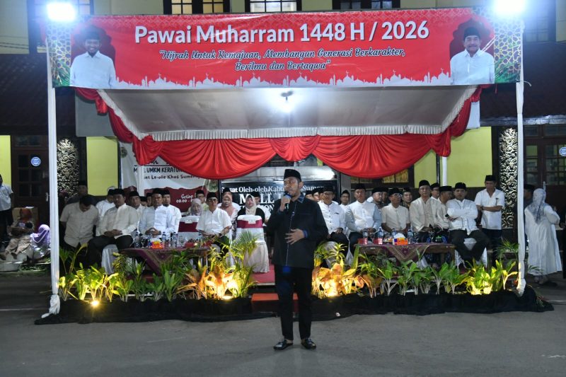 Bupati Sumenep Dr. H. Achmad Fauzi Wongsojudo ketika melepaskan peserta pawai Muharram 