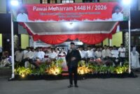 Bupati Sumenep Dr. H. Achmad Fauzi Wongsojudo ketika melepaskan peserta pawai Muharram