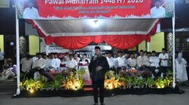 Bupati Sumenep Dr. H. Achmad Fauzi Wongsojudo ketika melepaskan peserta pawai Muharram 